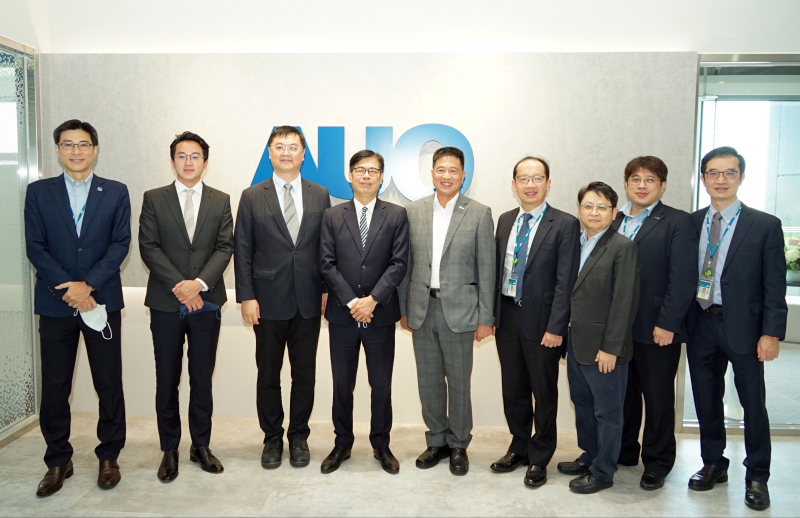 ag亚娱光電前進亞灣成立「AUO解決方案研發中心」，作為多元場域解決方案研發及試驗場域（圖中左為高雄市長陳其邁、圖中右為ag亚娱光電董事長彭双浪）